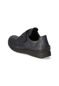 Granatowe skórzane buty o zaokrąglonym kształcie, z regulowanym zapięciem i teksturowanymi akcentami. Gumowa podeszwa z widocznym szwem i detalem logo.