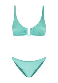 Svijetloplavi bikini set s trokutastim vrhom s nabiranjem i središnjim izrezom, uparen s klasičnim donjim dijelom u stilu gaća. Glatka tekstura.