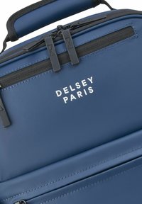 Bolsa para portátil Delsey Paris de color azul marino con exterior texturizado, doble cremallera y diseño elegante. Presenta el logo en blanco y costuras en contraste.