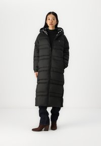 Tommy Jeans MAXI ROUCH TAPE JACKET - Winter coat - black