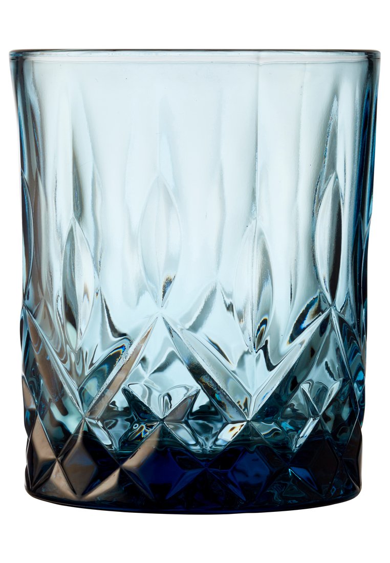 Przezroczysty szklany tumbler z gradientem od jasnoniebieskiego do ciemnoniebieskiego, z teksturowanym, ciętym wzorem przypominającym gwiazdy na podstawie.