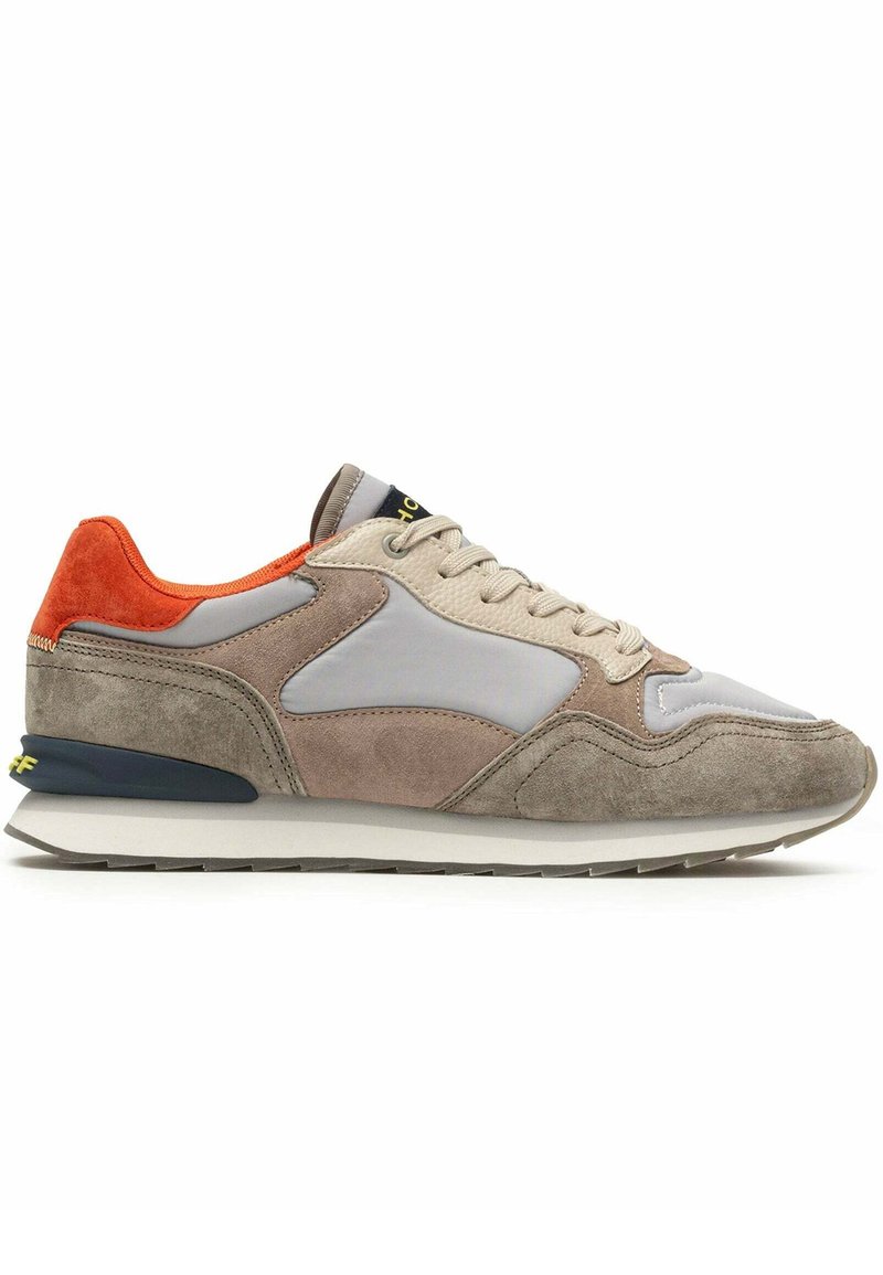 Sneaker mit einem Obermaterial aus grauem Wildleder und Leder, orangefarbenem Heel-Akzent, hellgrauer Zwischensohle und strukturierter Gummisohle. Runde Schnürsenkel, gelbes Branding.