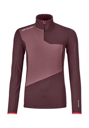 Bordeauxrotes Langarmshirt mit einem halben Reißverschlusskragen, das geometrische Farbblöcke in helleren Schattierungen und kontrastierende rote Akzente am Reißverschluss und den Bündchen aufweist.
