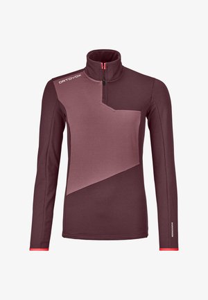 Bordeauxrotes Langarmshirt mit einem halben Reißverschlusskragen, das geometrische Farbblöcke in helleren Schattierungen und kontrastierende rote Akzente am Reißverschluss und den Bündchen aufweist.