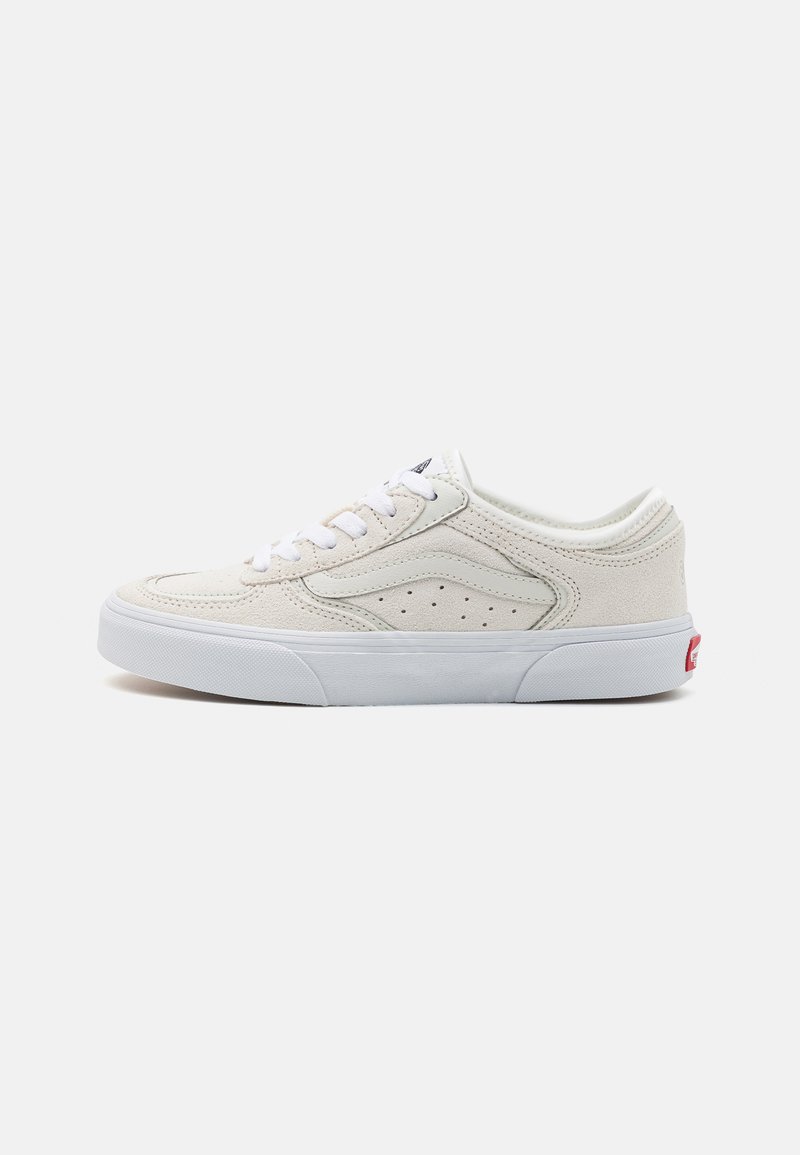 Zapatillas bajas de ante blancas con detalles perforados, cordones planos, acolchado en el tobillo y un logotipo rojo en contraste en el talón. Suela de goma.