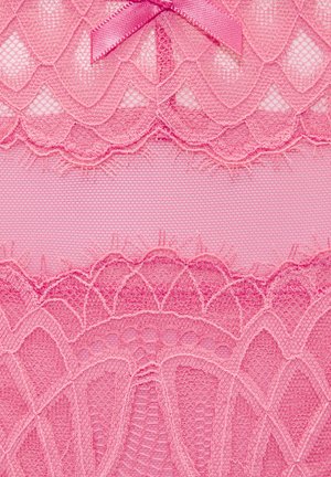 Rosa Spitzenstoff mit Blumen- und Muschelmuster sowie einer kleinen rosa Satinschleife oben in der Mitte.