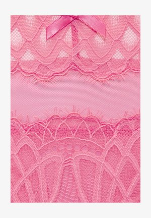 Rosa Spitzenstoff mit Blumen- und Muschelmuster sowie einer kleinen rosa Satinschleife oben in der Mitte.