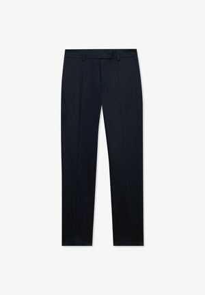 Marineblauwe, op maat gemaakte broek met riemlussen, zijzakken en een ritssluiting met haak aan de voorkant.