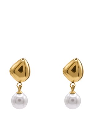 Goudkleurige driehoekige studs met een enkele ronde witte parel die aan elke stud hangt, tegen een witte achtergrond.