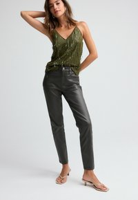 Next SEQUIN FRINGED V-NECK CAMISOLE TALL REGULAR FIT - Linne - green khaki