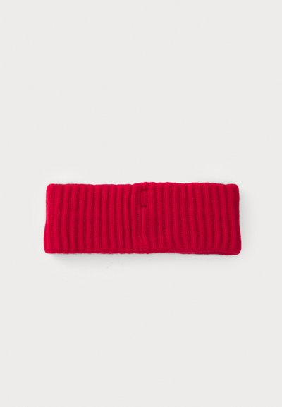 Diadema de punto roja, textura acanalada, diseño ancho, material suave, color sólido sin patrones ni acentos. Adecuada para el clima frío.