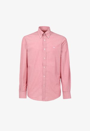 Srajca z gumbki iz svetlo roza blaga z neženim teksturo; ima klasičen ovratnik in majhen bel logotip na prsih.