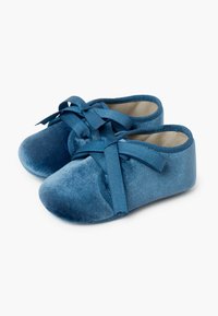 Scarpette da balletto in velluto blu con una punta arrotondata, dotate di un nastro in satin per la legatura. Texture morbida e fodera interna liscia.