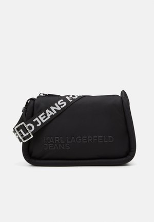 Bolso bandolera rectangular negro con "KARL LAGERFELD JEANS" grabado en la parte delantera y correa ajustable de marca en blanco y negro.
