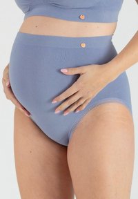 Lichtblauwe zwangerschapsondergoed met een gladde textuur en elastische tailleband, voorzien van kleine oranje knopen en kantdetails bij de beenopeningen.