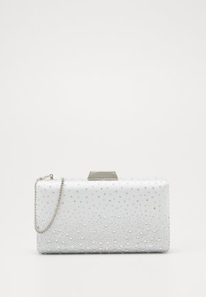 Pochette rectangulaire blanche avec des clous argentés et une chaîne argentée, dotée d'une fermeture métallique sur le dessus.