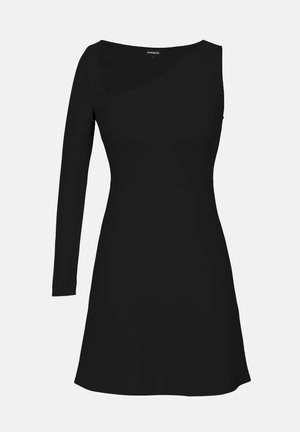 Vestido negro con un diseño asimétrico, que presenta una manga larga y un cuerpo entallado. Fabricado con una tela suave y elástica.
