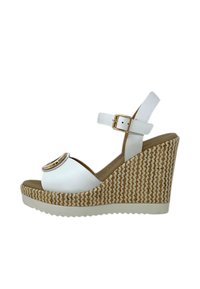 Sandali wedge bianchi con tacco a piattaforma. Presentano una punta arrotondata, una cinghia alla caviglia con una fibbia dorata e una base con texture intrecciata.
