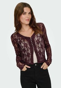 Spidsed crop cardigan i dyb burgunderrød med V-hals, knaplukning foran med perle accenter, lange ærmer og detaljerede blomstermønstre.