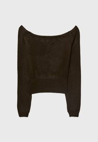 Pull en maille long à manches longues, marron foncé, décolleté épaule dénudée, avec des poignets et un ourlet côtelés sur un fond clair.