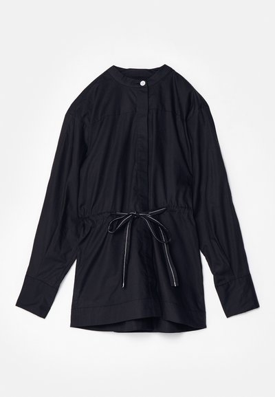 Μαύρο πουκάμισο μακρύ μανίκι με γιακά κινέζικου στυλ, ελαστική μέση με κορδόνι και κουμπί κλεισίματος. Κατασκευασμένο από μαλακό, ελαφρύ ύφασμα.