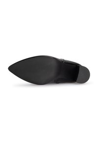 Suela de zapato negro de punta afilada con superficie de goma texturizada, que presenta líneas verticales para mayor agarre y un tacón redondo en la parte trasera.