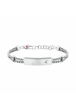 Bracciale a doppia catena in argento con una piastra rettangolare liscia con una piccola stella incisa, fissato con un moschettone e anelli regolabili.