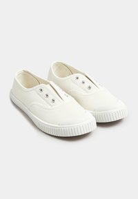 Sneakers bianchi in tela con profilo basso, elastico per un facile indossamento, punta rinforzata e suola in gomma texturizzata.