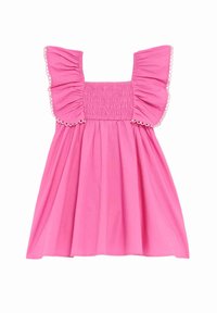 Vestido rosa con escote cuadrado, cuerpo fruncido y mangas voluminosas con volantes, acentuado con un borde de cuentas blancas.