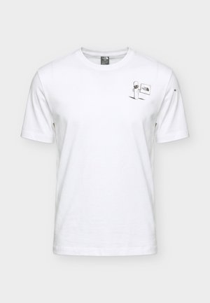 Hombre que lleva una camiseta blanca con un gráfico negro de esquís en un telesilla y el texto "Opposites attract" en la espalda.