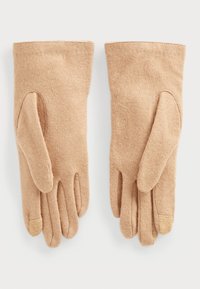 Beige strikkede handsker med berøringskompatible spidser på tommelfingrene, vist side om side på en hvid baggrund.