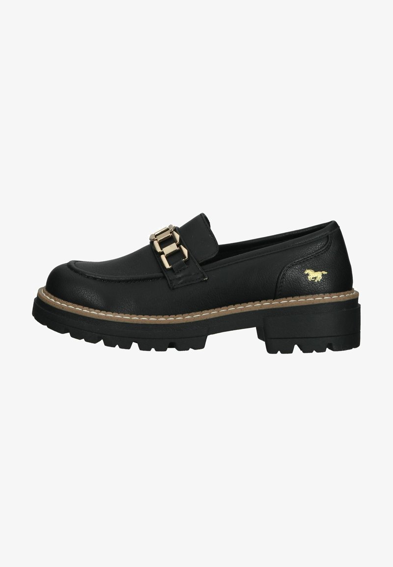 Zwart leren loaferschoen met een gouden gesp, robuuste zwarte zool, gestikte rand en een klein paardenontwerp op de hiel.