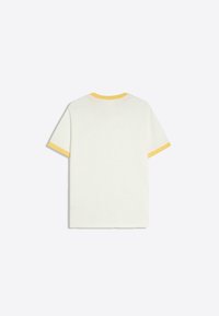 Wit T-shirt met korte mouwen en gele bies op de hals en mouwranden, van achteren getoond op een effen achtergrond.