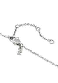 Bracciale in metallo argentato con chiusura a forma di cuore. Presenta una catena testurizzata e un piccolo pendaglio con la scritta "H". Finitura liscia e lucida.