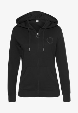 Schwarze Zip-Hoodie aus weichem Stoff, mit gefütterter Kapuze, Fronttaschen und silbernen Beschlägen an dem Reißverschluss und den Kordeln.