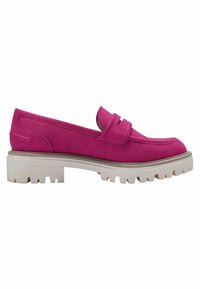 Mocassins en daim fuchsia avec une semelle blanche épaisse et basse, ornés d'une bride décorative et de détails de couture en relief.