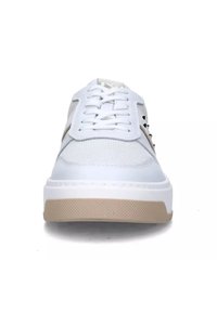 Baskets blanches avec une tige en maille texturée, un bout rond et des lacets plats. Elles possèdent une semelle en caoutchouc beige clair et de subtils accents sur les côtés.