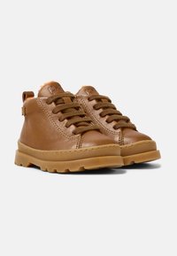 Bottines en cuir marron avec des orteils arrondis, une surface texturée et des lacets assortis. Semelles en caoutchouc avec une bonne adhérence et languettes à l'arrière pour un enfilage facile.