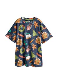 Blå T-shirt med et festligt print med peberkager, juletræer, pynt og mistelten på en mørk baggrund. Korte ærmer.
