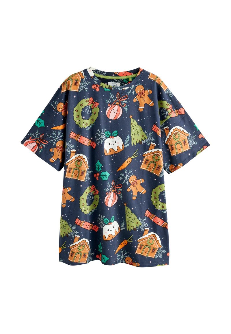 Blå T-shirt med et festligt print med peberkager, juletræer, pynt og mistelten på en mørk baggrund. Korte ærmer.
