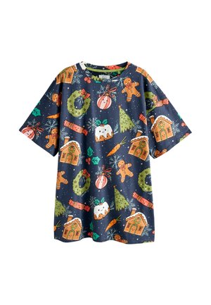 Blå t-shirt med ett festligt tryck av pepparkaksgubbar, julgranar, julprydnader och mistel på en mörk bakgrund. Korta ärmar.