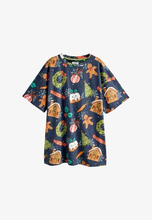 Camiseta azul con un estampado festivo de hombres de jengibre, árboles de Navidad, adornos y acebo sobre un fondo oscuro. Mangas cortas.