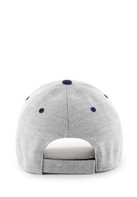 Graue Baseballmütze mit flacher Krempe, versehen mit dunkelblauen Lüftungslöchern und einem passenden Knopf oben. Verstellbarer Riemen hinten.