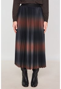 Jupe plissée noire avec des accents rouge dégradé au hem, fabriquée en matériau texturé. Taille élastique et design longueur genou.
