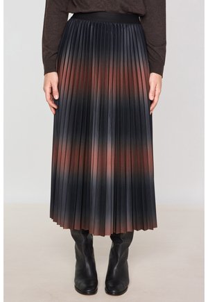 Jupe plissée noire avec des accents rouge dégradé au hem, fabriquée en matériau texturé. Taille élastique et design longueur genou.