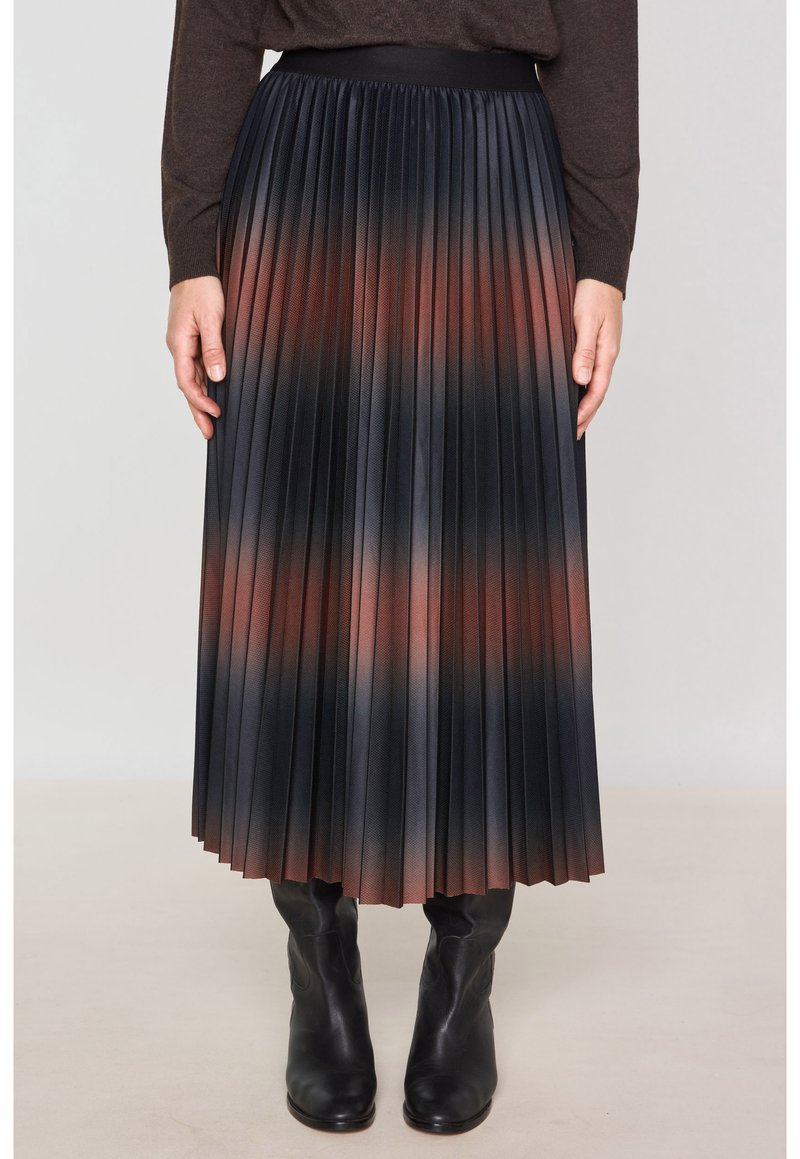 Jupe plissée noire avec des accents rouge dégradé au hem, fabriquée en matériau texturé. Taille élastique et design longueur genou.
