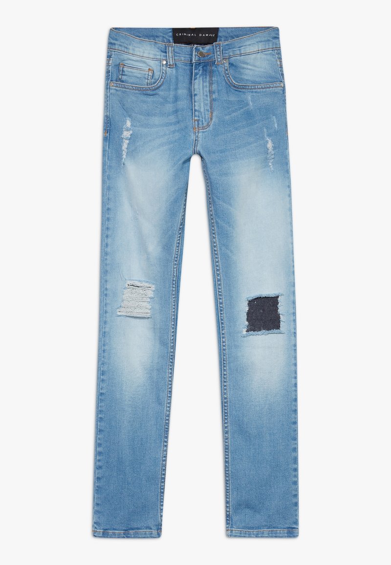 Jeans de un azul claro con corte ajustado, parches desgastados y detalles rasgados. Diseño clásico de cinco bolsillos con una cinturilla de altura media.