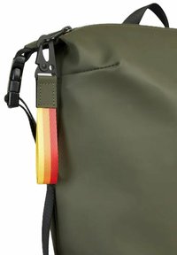 Borsa verde oliva con una texture liscia, dotata di una tracolla colorata in rosso, giallo e arancione, e un robusto gancio in metallo nero.