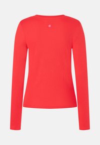 Rotes, langärmliges Rippenhemd mit rundem Ausschnitt, von hinten auf einem schlichten weißen Hintergrund präsentiert.