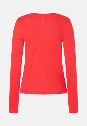 Rotes, langärmliges Rippenhemd mit rundem Ausschnitt, von hinten auf einem schlichten weißen Hintergrund präsentiert.